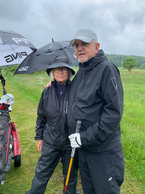 Trivselgolfen kör på i alla väder med glatt humör🌂🌧️